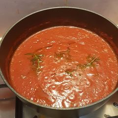 Easy and tasty vegan tomato sauce for pasta A picture of Easy and tasty vegan tomato sauce for pasta.