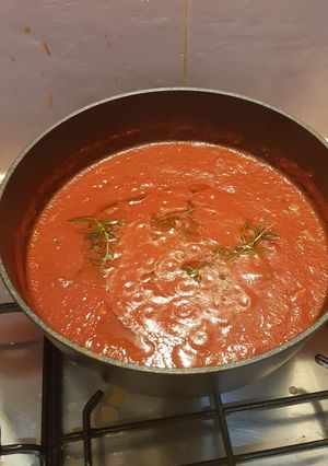A picture of Easy and tasty vegan tomato sauce for pasta.