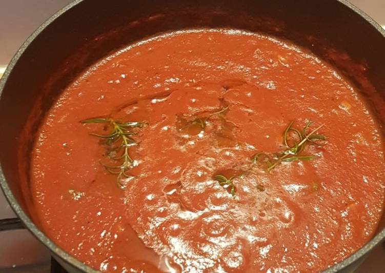 Easy and tasty vegan tomato sauce for pasta