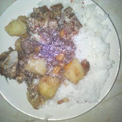 A picture of Rice served with beef stew.