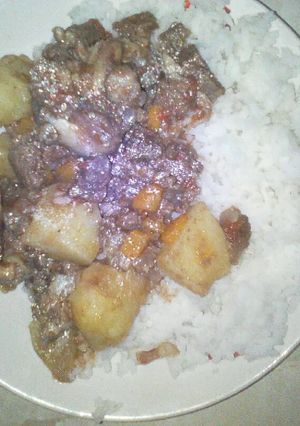 A picture of Rice served with beef stew.