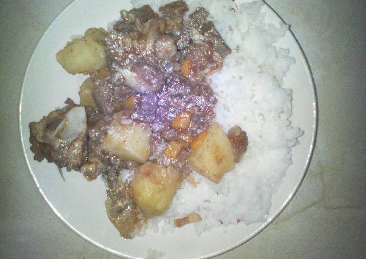 Rice served with beef stew