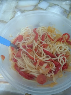 Una foto de Fideos con Morrón, cebolla y tomates cherry