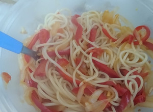 Una foto de Fideos con Morrón, cebolla y tomates cherry