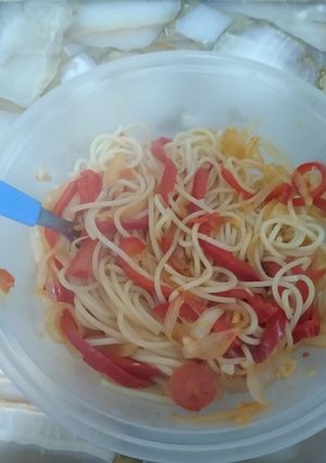 Una foto de Fideos con Morrón, cebolla y tomates cherry
