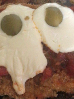 Una foto de Milanesas de filet de Pollo empanadas en Avena a la Napolitana.-