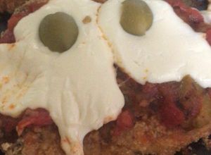 Una foto de Milanesas de filet de Pollo empanadas en Avena a la Napolitana.-
