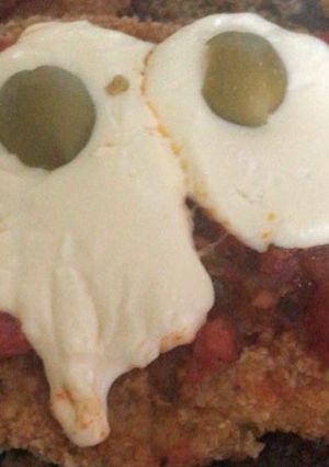 Una foto de Milanesas de filet de Pollo empanadas en Avena a la Napolitana.-