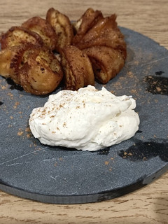 Una foto de Torrijas de donuts con chantilly al romero (con y sin gluten)