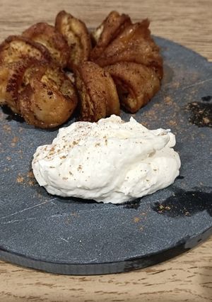 Una foto de Torrijas de donuts con chantilly al romero (con y sin gluten)