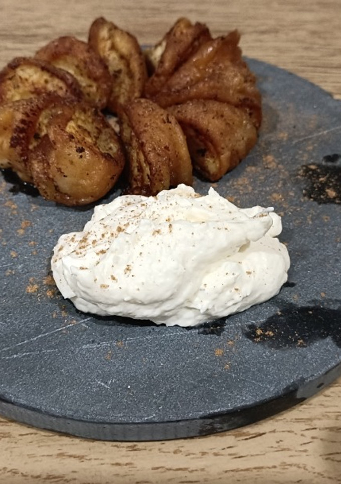 Una foto de Torrijas de donuts con chantilly al romero (con y sin gluten)
