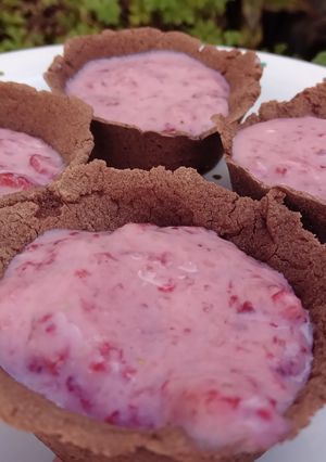 Una foto de Minis canastitas de chocolate y frutilla 🍓🍫 sin tacc