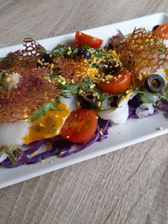 Una foto de Ensalada de naranja col lombarda y bacalao