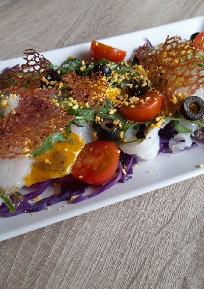 Una foto de Ensalada de naranja col lombarda y bacalao