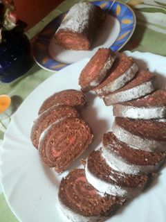 Keksz-tekercs, dióval és olvasztott kakaós mogyorós krémmel díszítve recept fotója