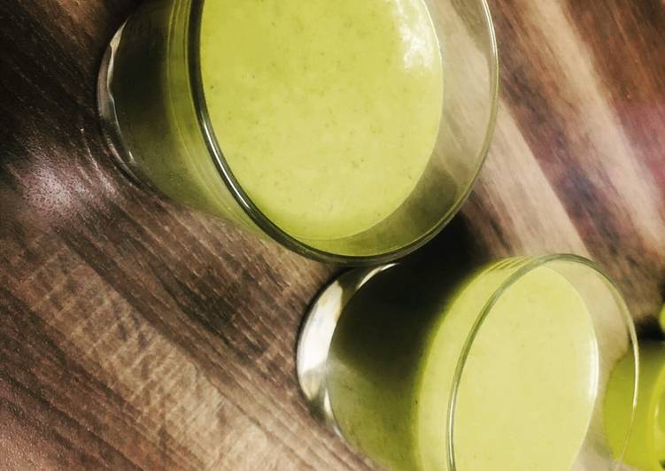 Simple Way to Make Homemade Green Smoothie with Peanut Butter