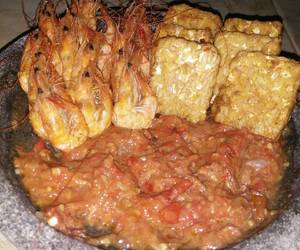 Gampangnya Menyajikan Udang dan tempe penyet sambel terasi Nikmat Lezat