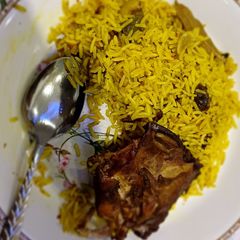 A picture of Mandi rice with fried chicken 😋🤤.