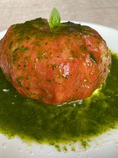Una foto de Tomàquet farcit amb burrata 🍅🌱🧀