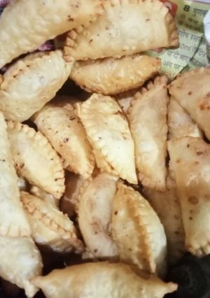 गुजिया (gujiya recipe in Hindi) रेसिपी मुख्य फोटो