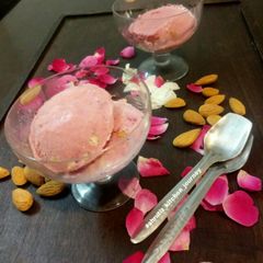A picture of Rose and almond ice-cream.