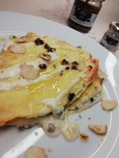 Foto di Crespelle ripiene di ricotta funghi e tartufo