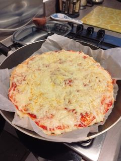 Serpenyőben sült pizza gluténmentesen recept fotója
