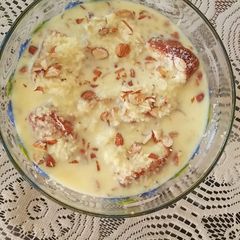 A picture of Custard  with dry  fruits.