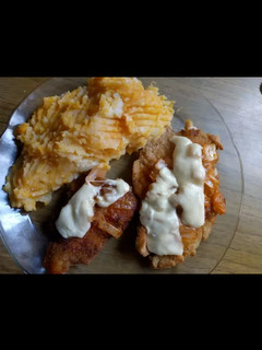 Una foto de Milanesas Napo con puré mixto