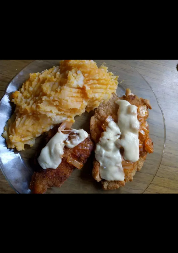 Una foto de Milanesas Napo con puré mixto