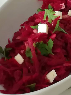 Una foto de Remolacha con cilantro y queso