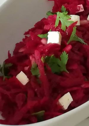 Una foto de Remolacha con cilantro y queso