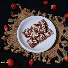 A picture of Strawberry Burfi.