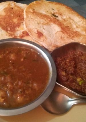 A picture of White chana with kulcha.
