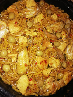 Una foto de Fideuá con pollo