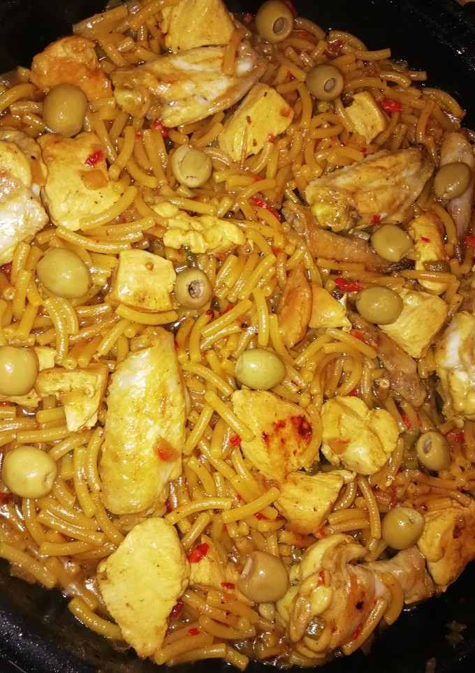 Una foto de Fideuá con pollo