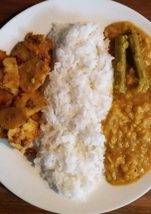 A picture of Plantain tomato tamarind curry.