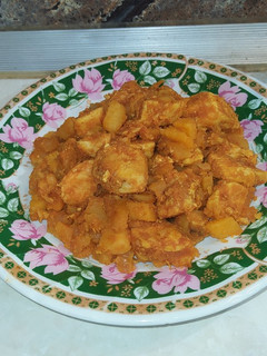 A picture of Chicken and potato feed.