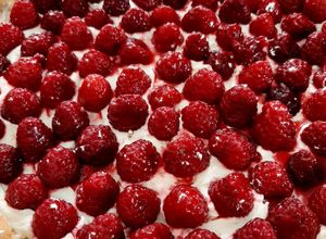 Une photo de Tarte aux framboises et chantilly