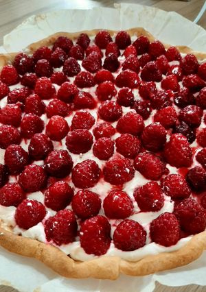 Une photo de Tarte aux framboises et chantilly