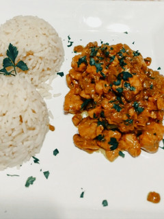 Una foto de Pollo al curry con arroz