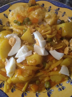 Una foto de Bacalao con tallarines y verduras