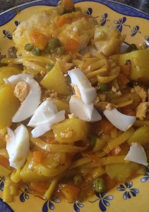 Una foto de Bacalao con tallarines y verduras