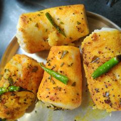 A picture of Stuffed idli loaf.