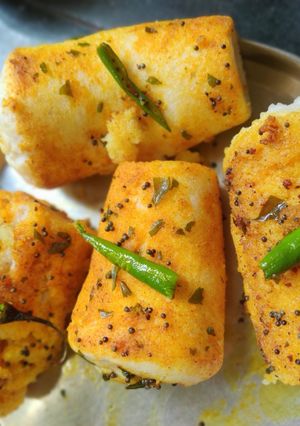 A picture of Stuffed idli loaf.