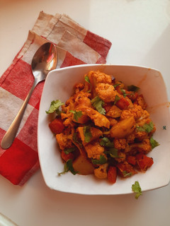 आलू गोभी गाजर (aloo gobi gajar recipe in Hindi) रेसिपी मुख्य फोटो