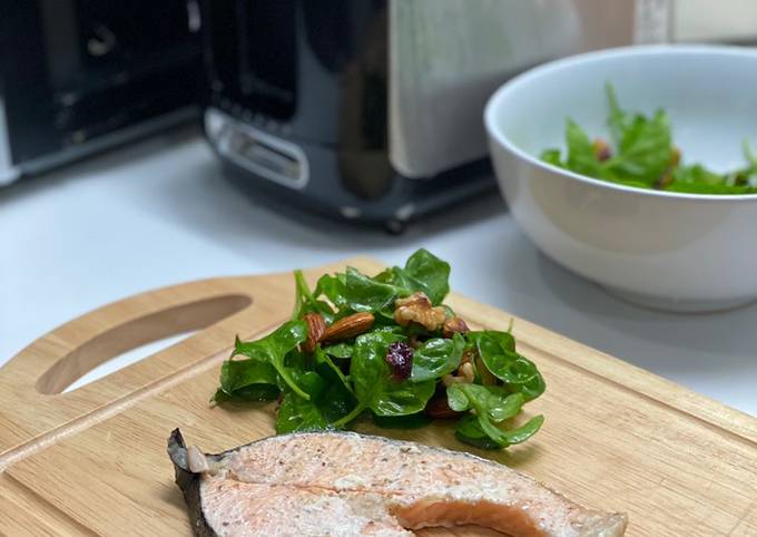 Roasted salmon with green salad