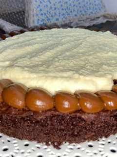Una foto de Torta brownie dulce de leche y crema