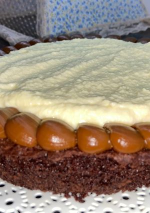 Una foto de Torta brownie dulce de leche y crema