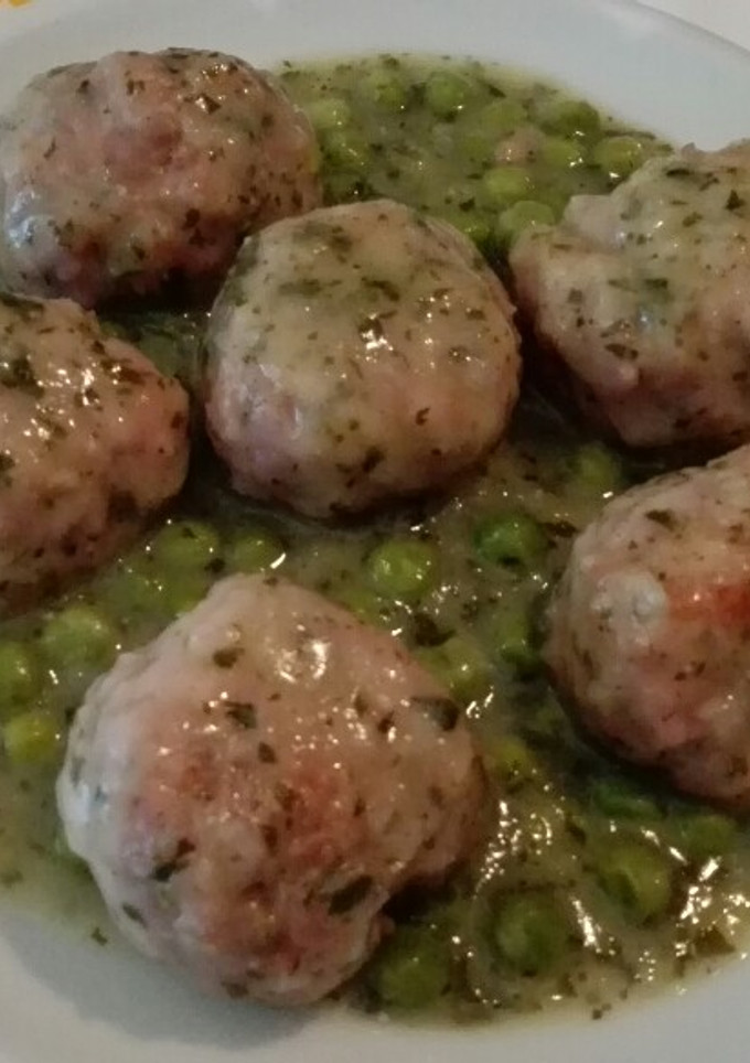 Una foto de Albóndigas en salsa verde